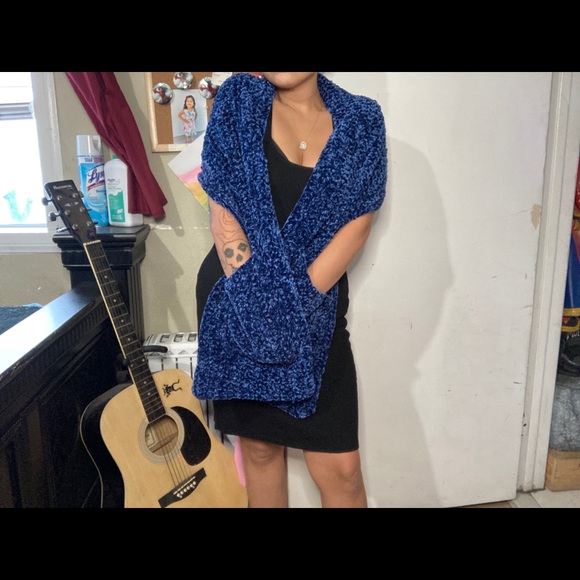 Blue velvet yarn scarf - Picture 5 of 9